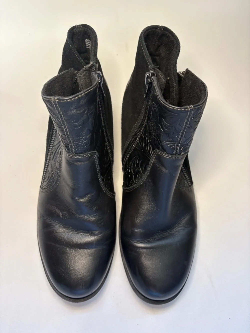 the Earth Origins Navigate Noah Leather & Suede Embossed Ankle Booties Size 9.5 - Picture 3 of 11